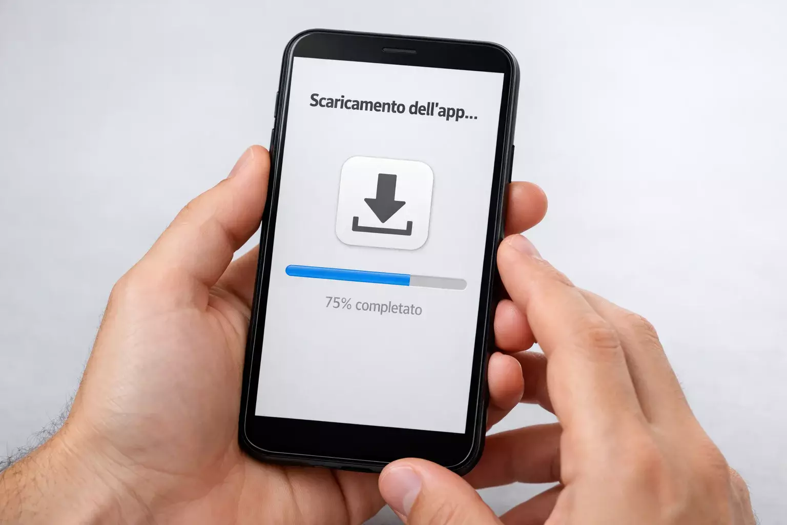 Mano che scarica applicazione su smartphone