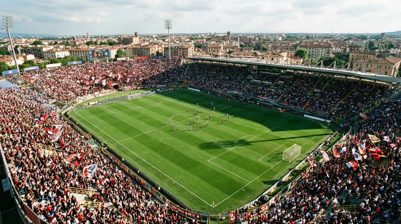 Vista dall'alto di un campo da calcio di Serie A durante una partita con spalti pieni di tifosi