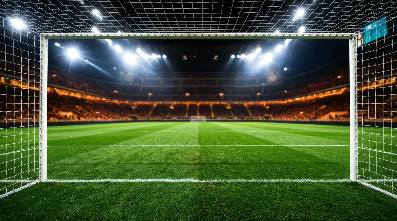 Campo da calcio di Serie A illuminato di sera con i riflettori dello stadio accesi